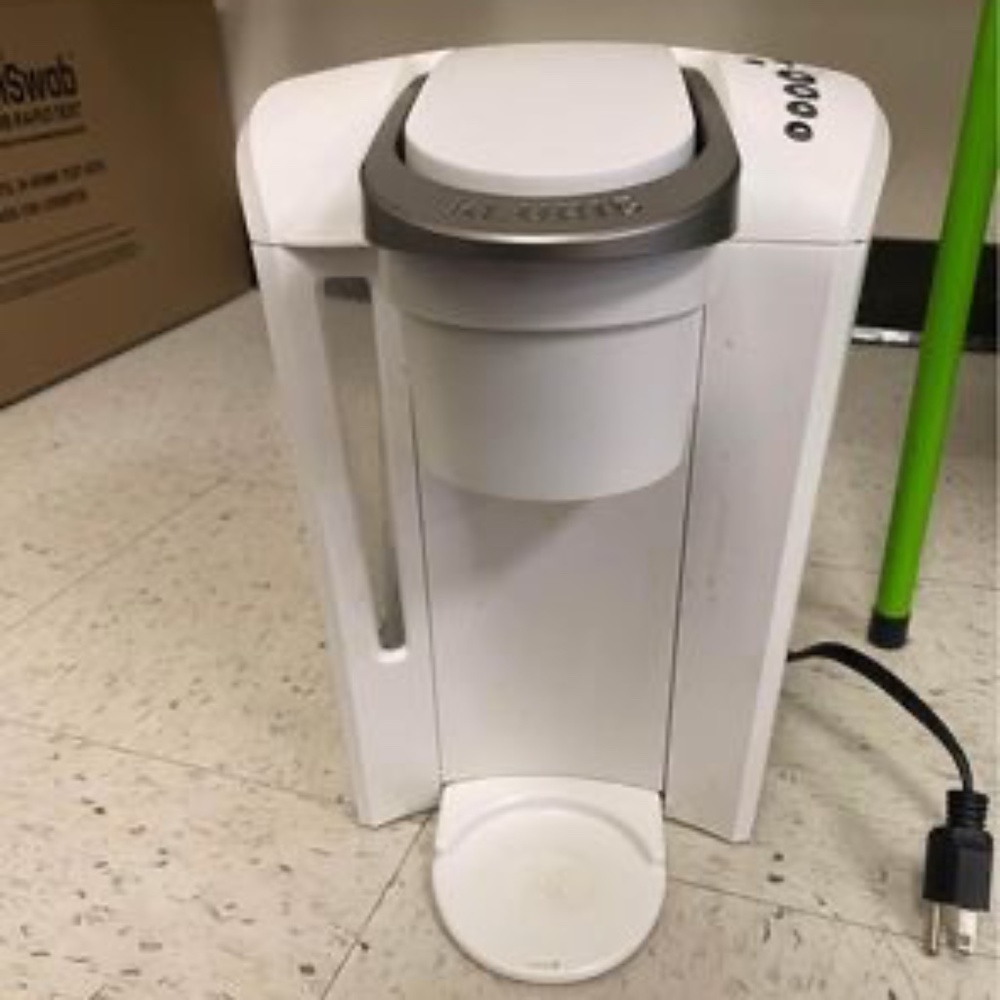White Keurig Machine +3 rinse pods and descaler!